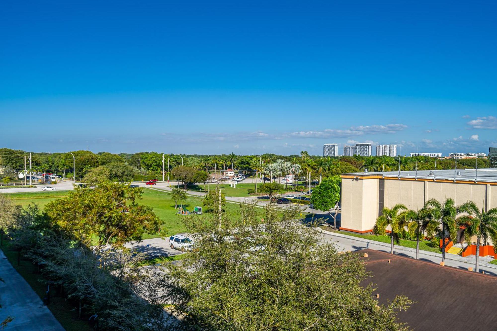 Amazing 2 Bedroom Unit In Doral Miami With Free Parking 하이얼리어 가든스 외부 사진