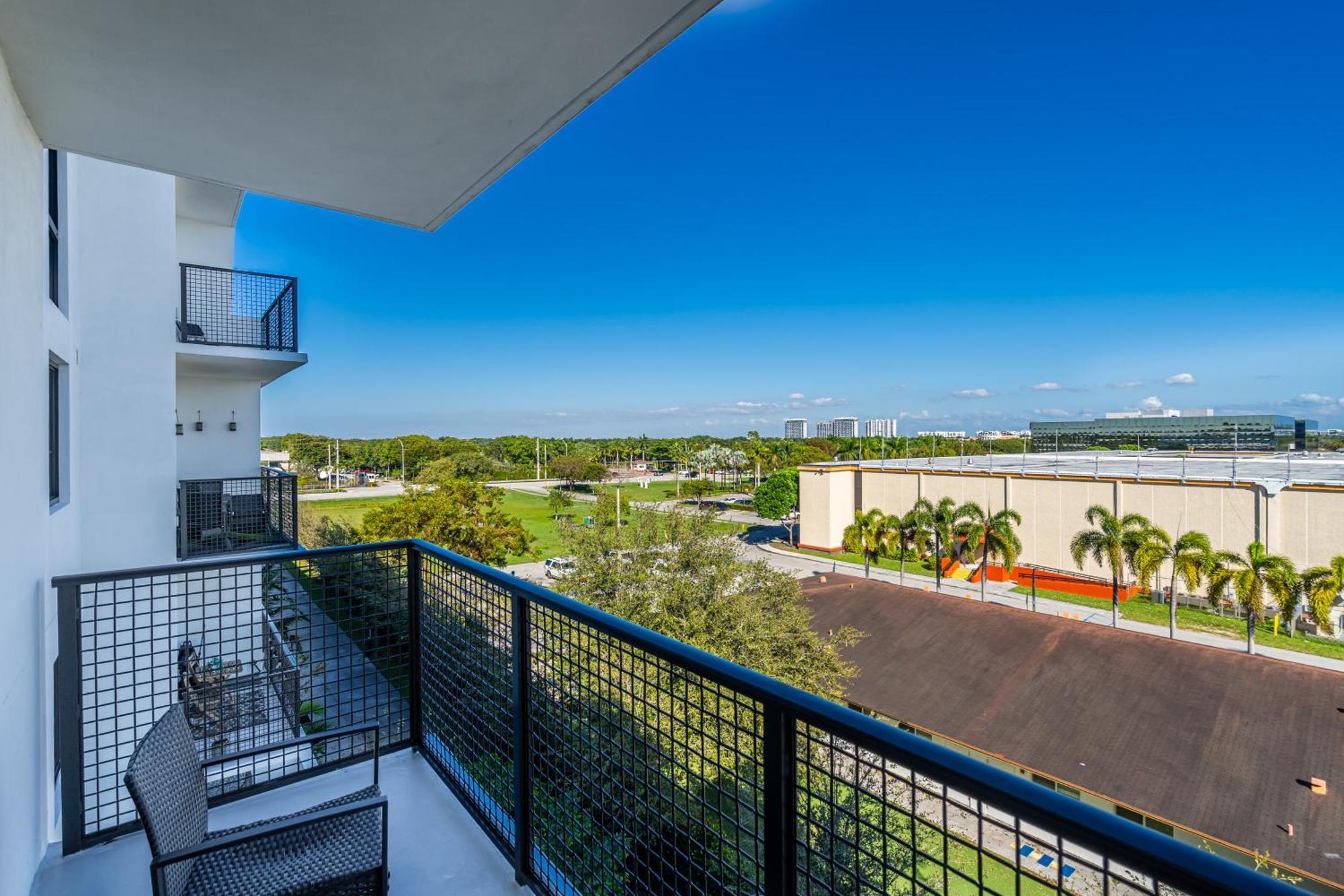 Amazing 2 Bedroom Unit In Doral Miami With Free Parking 하이얼리어 가든스 외부 사진