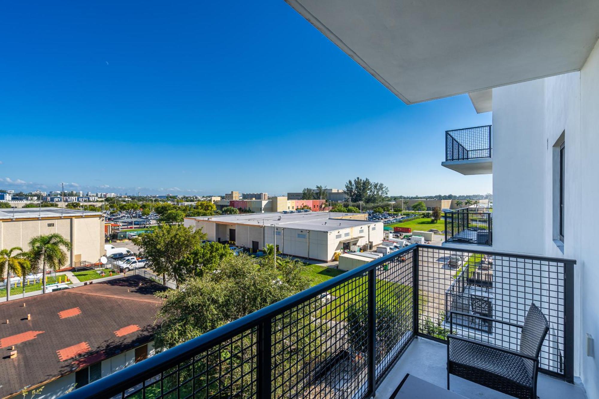 Amazing 2 Bedroom Unit In Doral Miami With Free Parking 하이얼리어 가든스 외부 사진